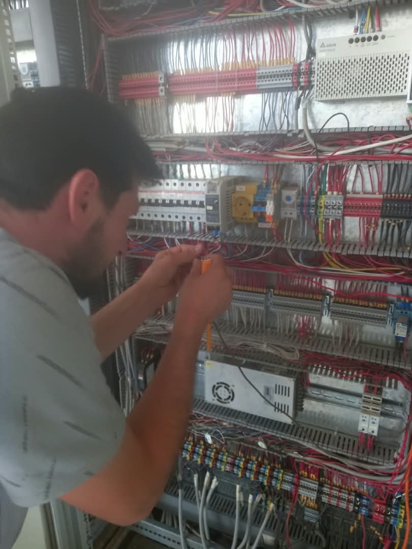  عمال الصيانة يعززون جاهزية محطة 1320 في محافظة دير الزور